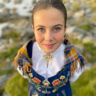 Brodert og montert Nordlandsbunad Dame
