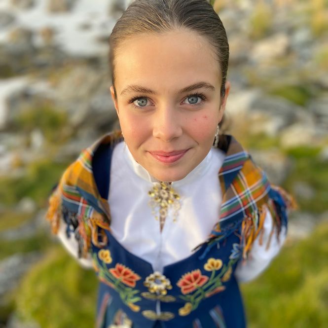 Hovedbilde Brodert og montert Nordlandsbunad Dame